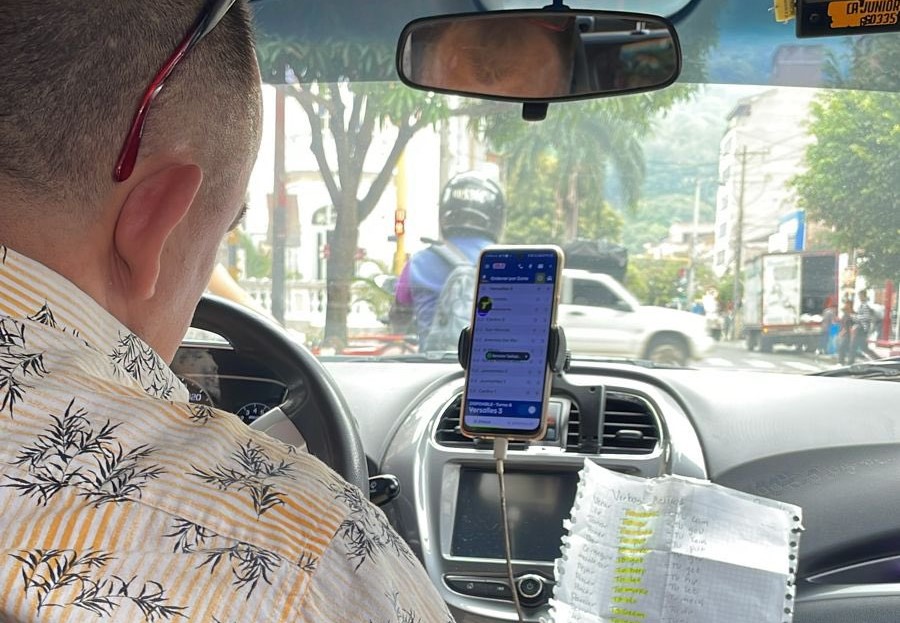 Aplauden a taxista en Cali que se prepara estudiando inglés para recibir a los visitantes de la COP16