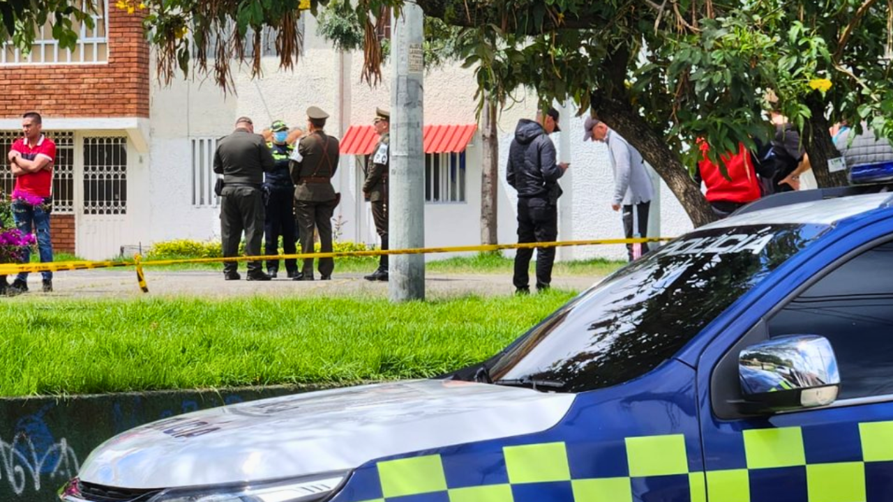 Cuerpos cubiertos y una mascota muerta: los macabros hallazgos de familia muerta en Bogotá