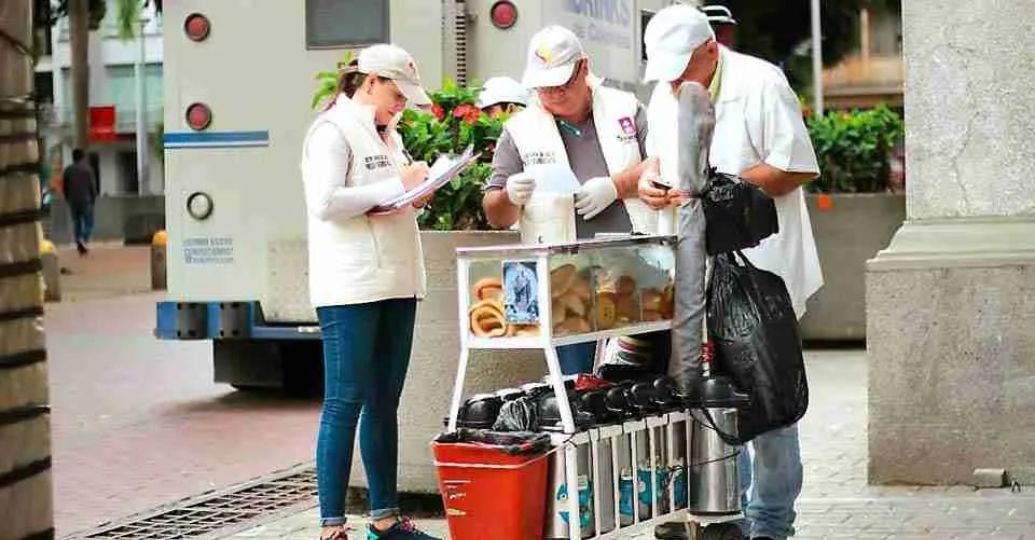 Encuentran termos de vendedores de tinto infestados de cucarachas en Pereira