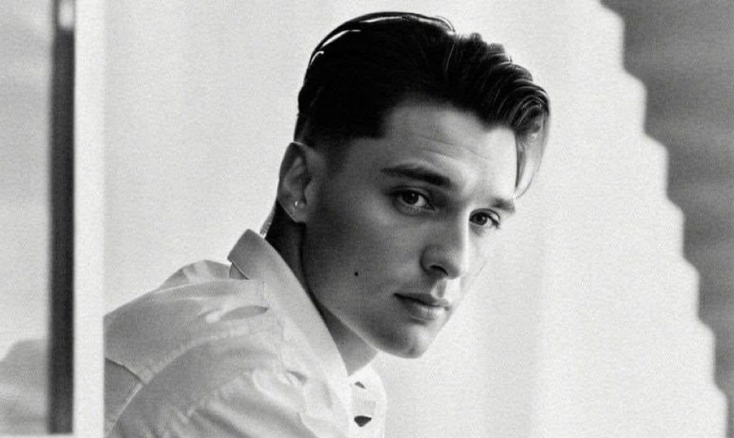 Peso Pluma cambia sorpresivamente de look y las redes sociales se llenan de memes al respecto