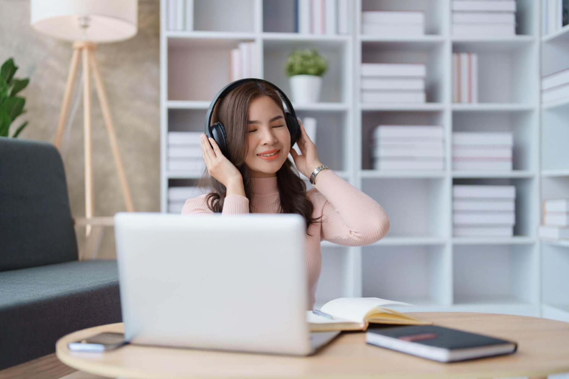 Adiós a Apple Music y Spotify: así puede escuchar música en YouTube con la pantalla apagada