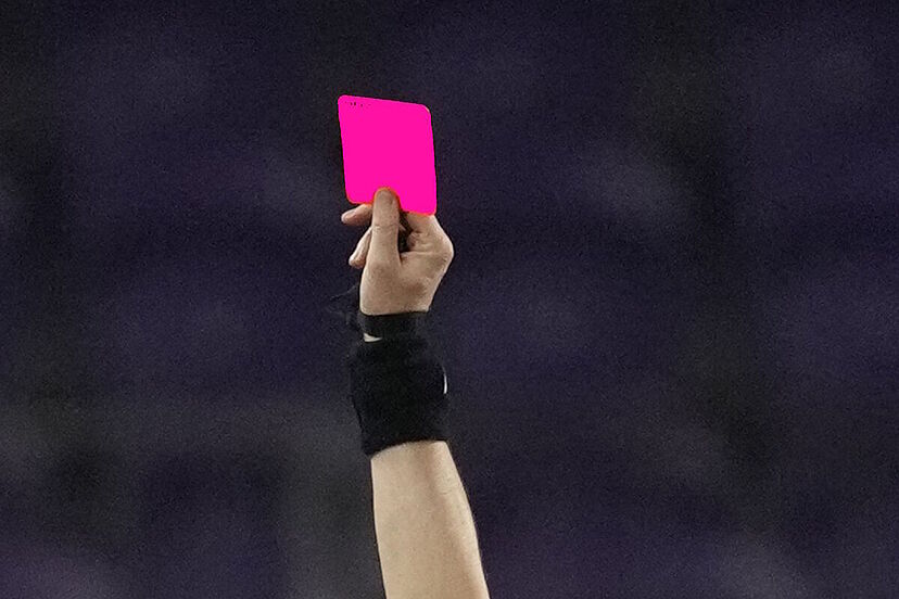 ¡Histórico! Por primera vez en un partido oficial, un árbitro sacó una tarjeta rosada: ¿para qué es?