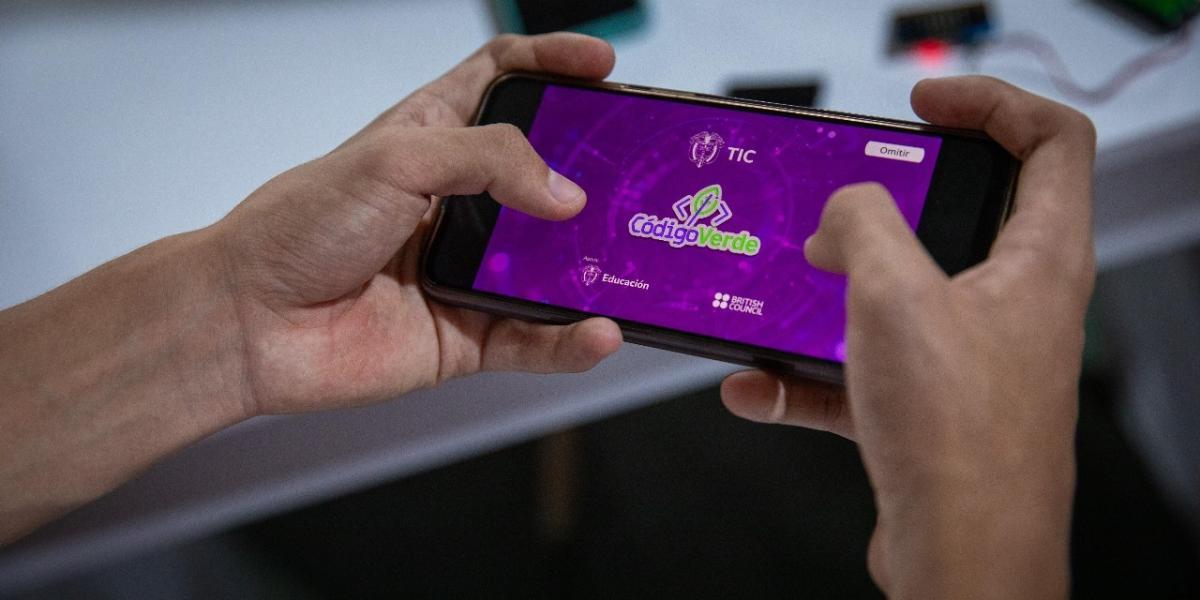 Jugar mientras se aprende programación: así es la nueva app del MinTIC y el consulado británico. 
