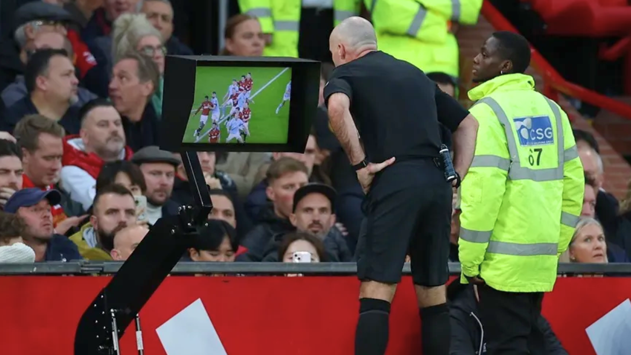 El VAR no se va: clubes de Premier League votaron por no quitarlo y reducirán sus intervenciones