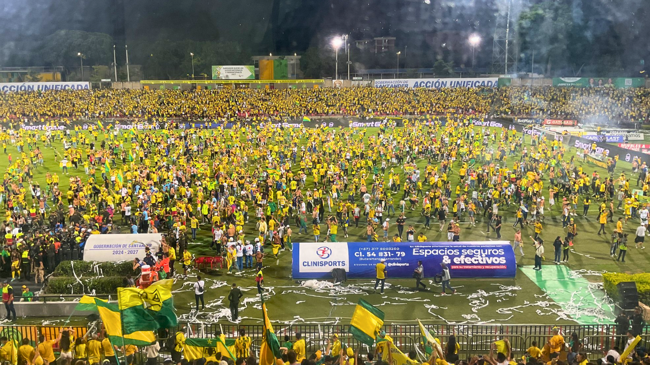 En video| así fue la invasión de cancha de los hinchas de Bucaramanga: no podrán ingresar a Bogotá