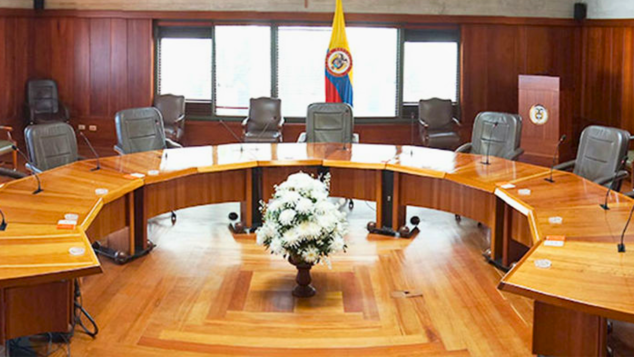 Denuncian presuntas chuzadas y seguimiento de Gobierno Petro a magistrados de Corte Constitucional
