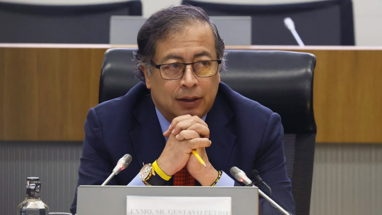 Desaprobación del presidente Petro aumentó al 62% y aprobación bajó al 32%, según encuesta Invamer