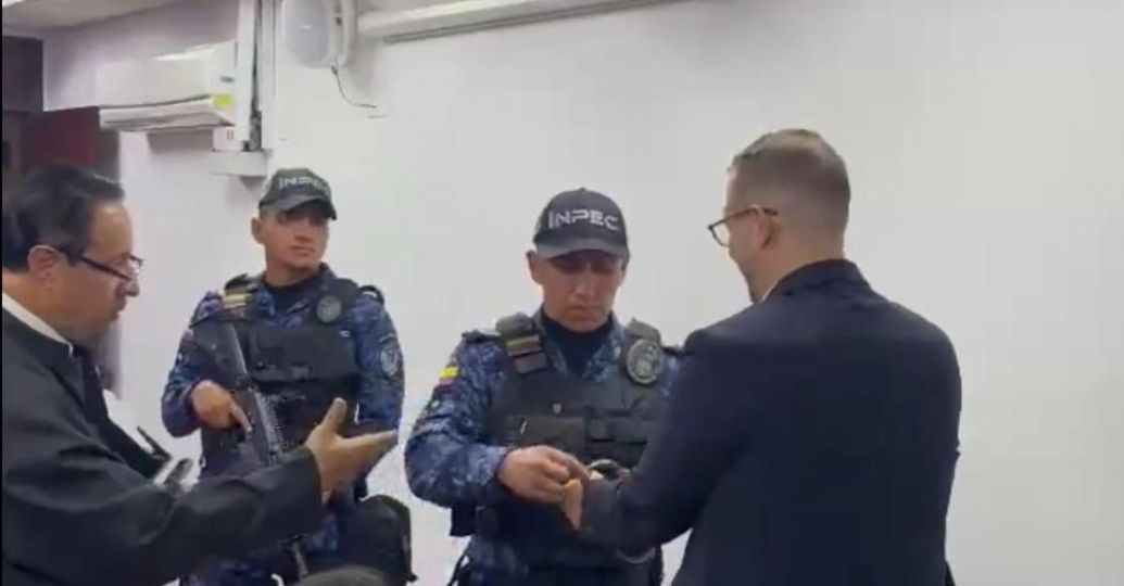 Desplante de John Poulos al juez que lo sentenció: lo dejó con la mano extendida