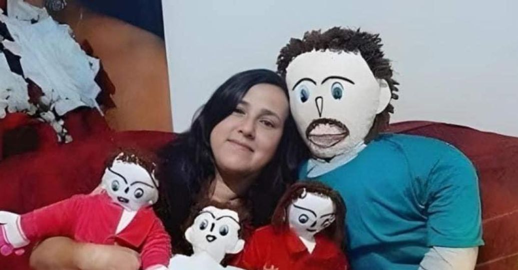 Mujer que está "casada" con muñeco de trapo dice que este le fue 'infiel'