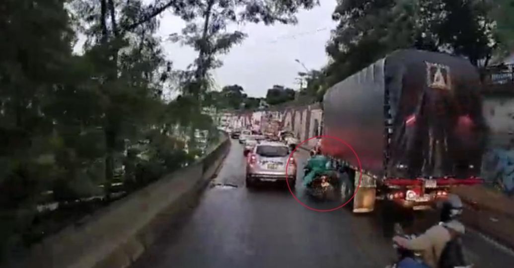 En video quedó registrado un trágico accidente de un motociclista quien perdió la vida en Medellín