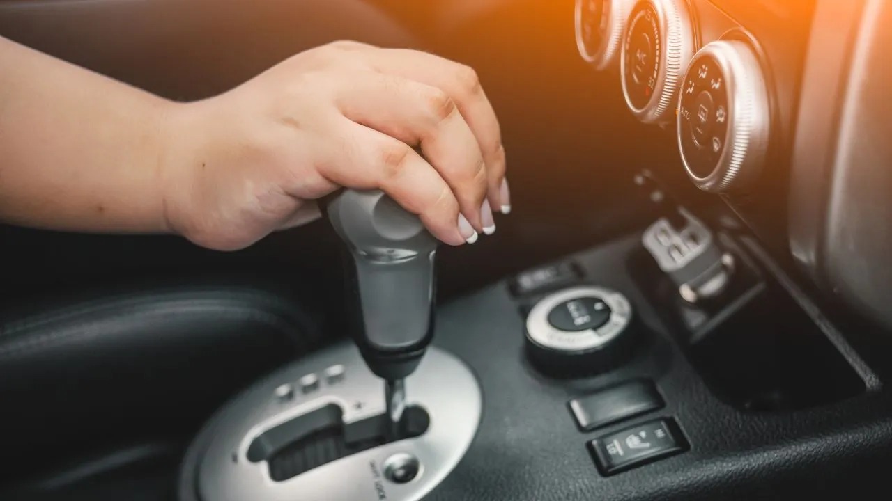 ¿Qué significa la letra L en la palanca de un carro automático y cuándo utilizarla?