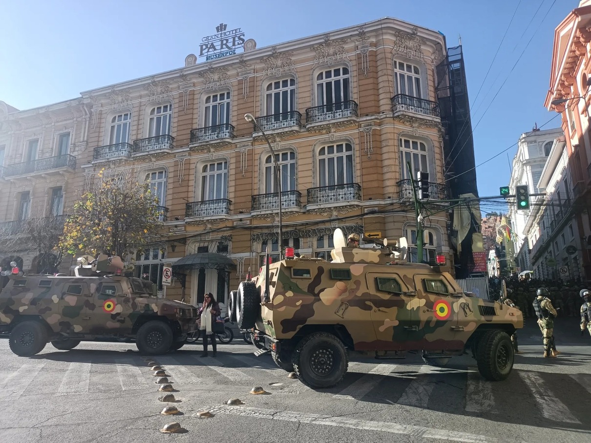 Denuncian intento de golpe de Estado luego de que militares se tomaran la sede del Ejecutivo