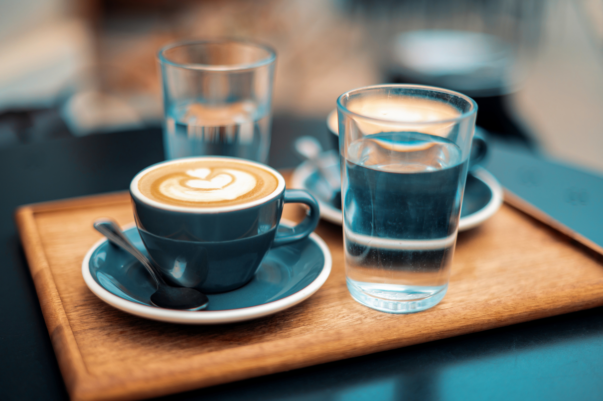¿Por qué es mejor beber agua antes de tomar café? Aquí le mostramos los beneficios