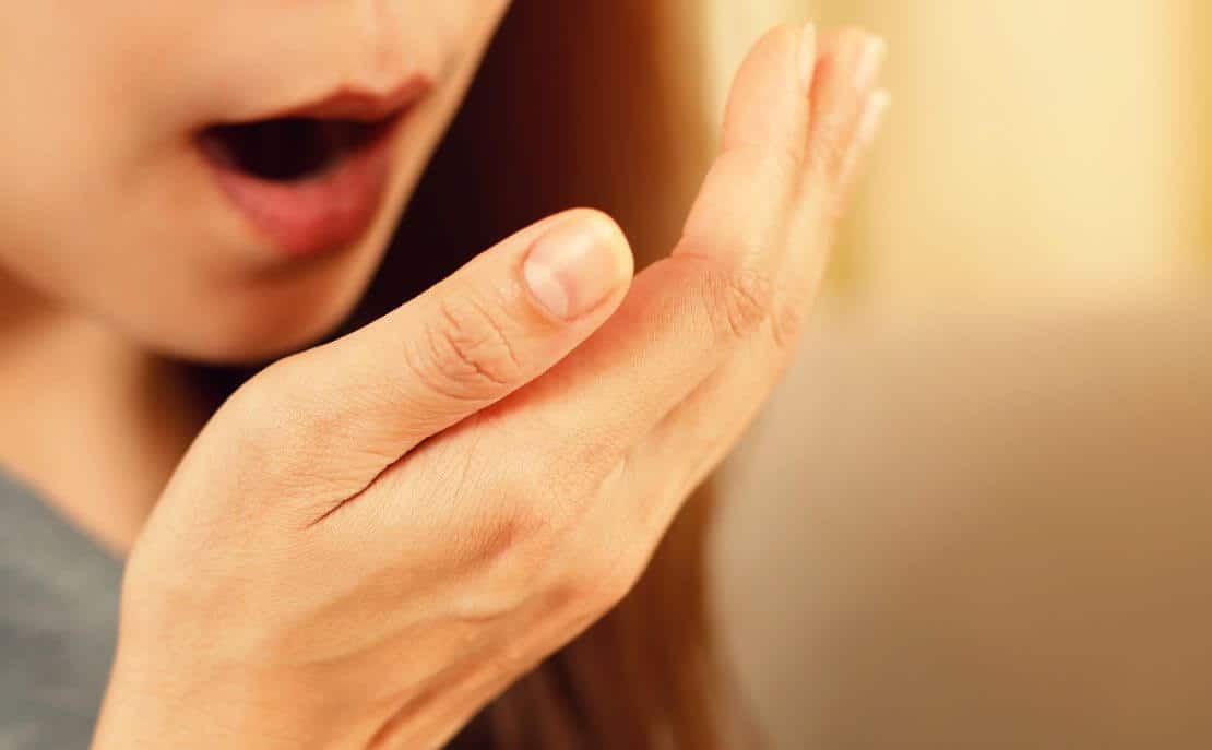¿Tiene mal aliento? Conozca cómo se genera, según la ciencia: estos alimentos pueden agravarlo