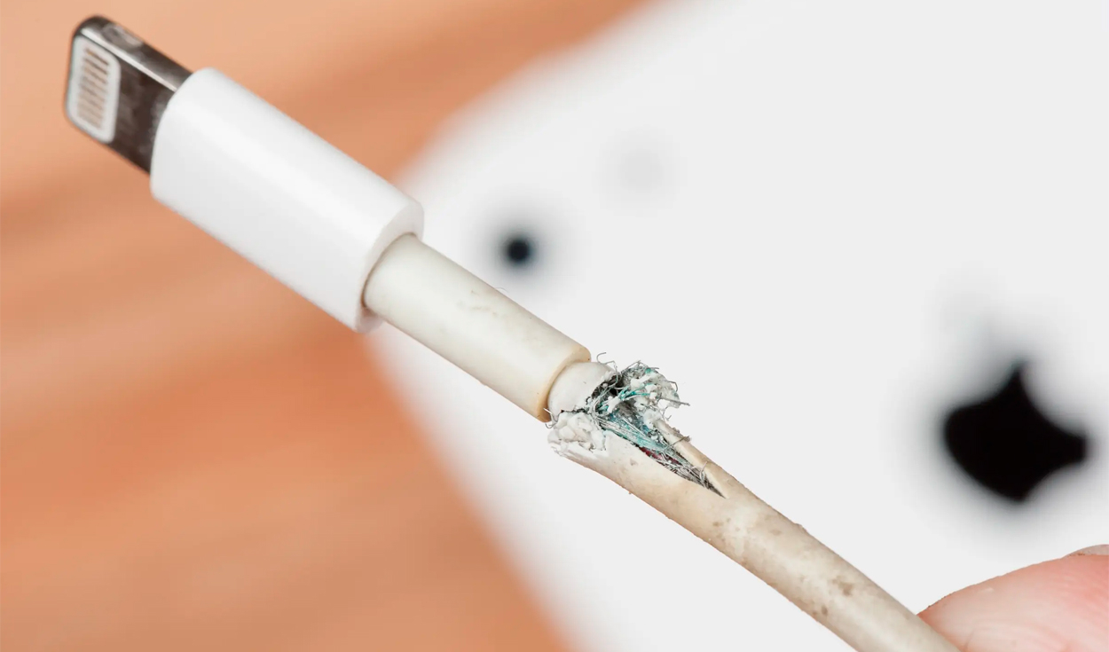 Si el cable del cargador está ‘pelado’, piénselo dos veces antes de usarlo: le contamos los riesgos