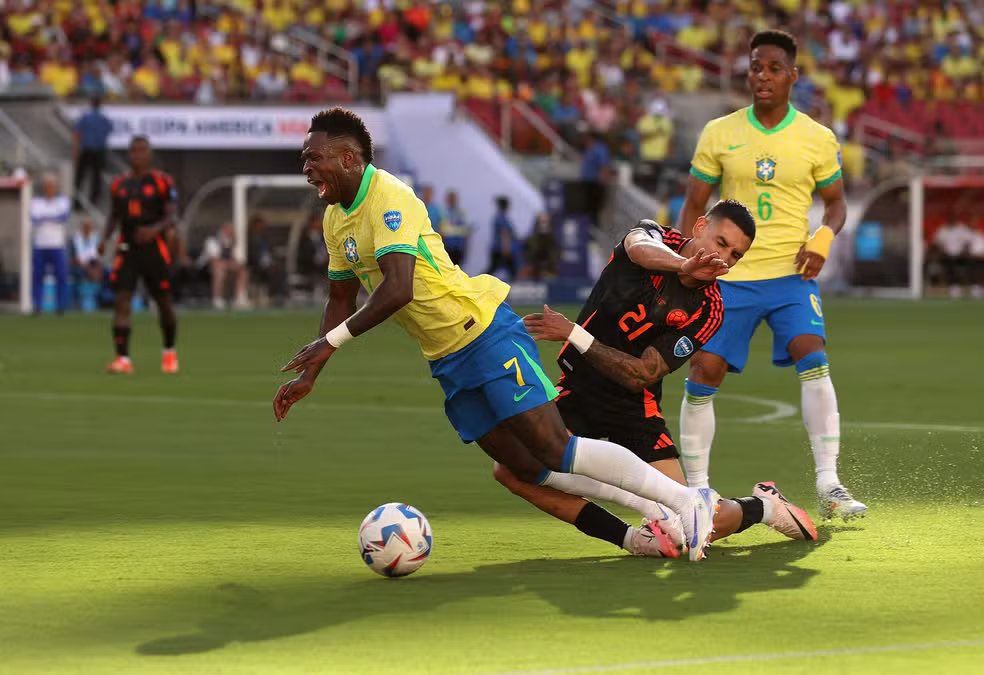 Conmebol admitió que el VAR cometió un error al no sancionar el penal de Vinicius y las redes se llenan de memes