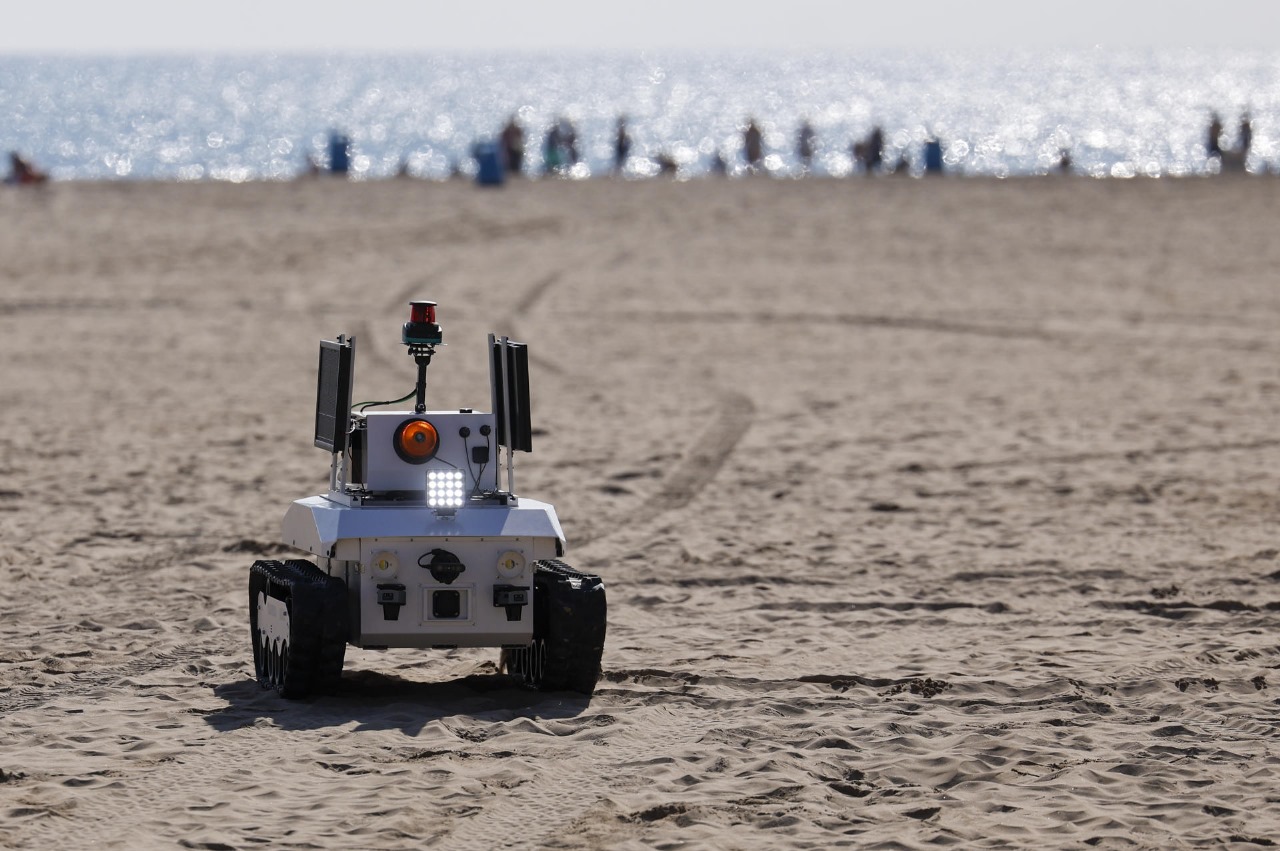 En Italia, investigadores desarrollan un robot para recoger las colillas de cigarrillos en playas