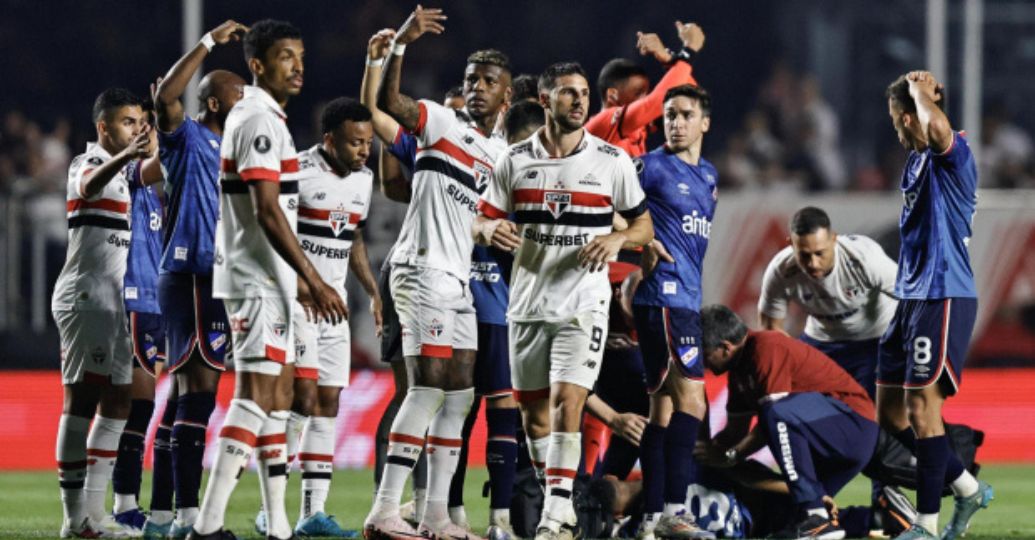 Jugador se desplomó en pleno partido de Copa Libertadores: ¿qué le pasó?