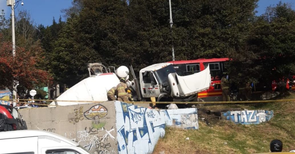 Grave accidente en TransMilenio involucra a articulado y camión mezclador de cemento