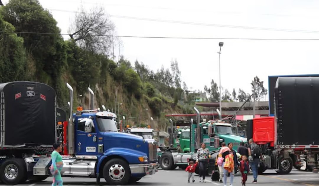 Transportadores de carga se irían a paro indefinido tras medida del gobierno de subir el precio del ACPM