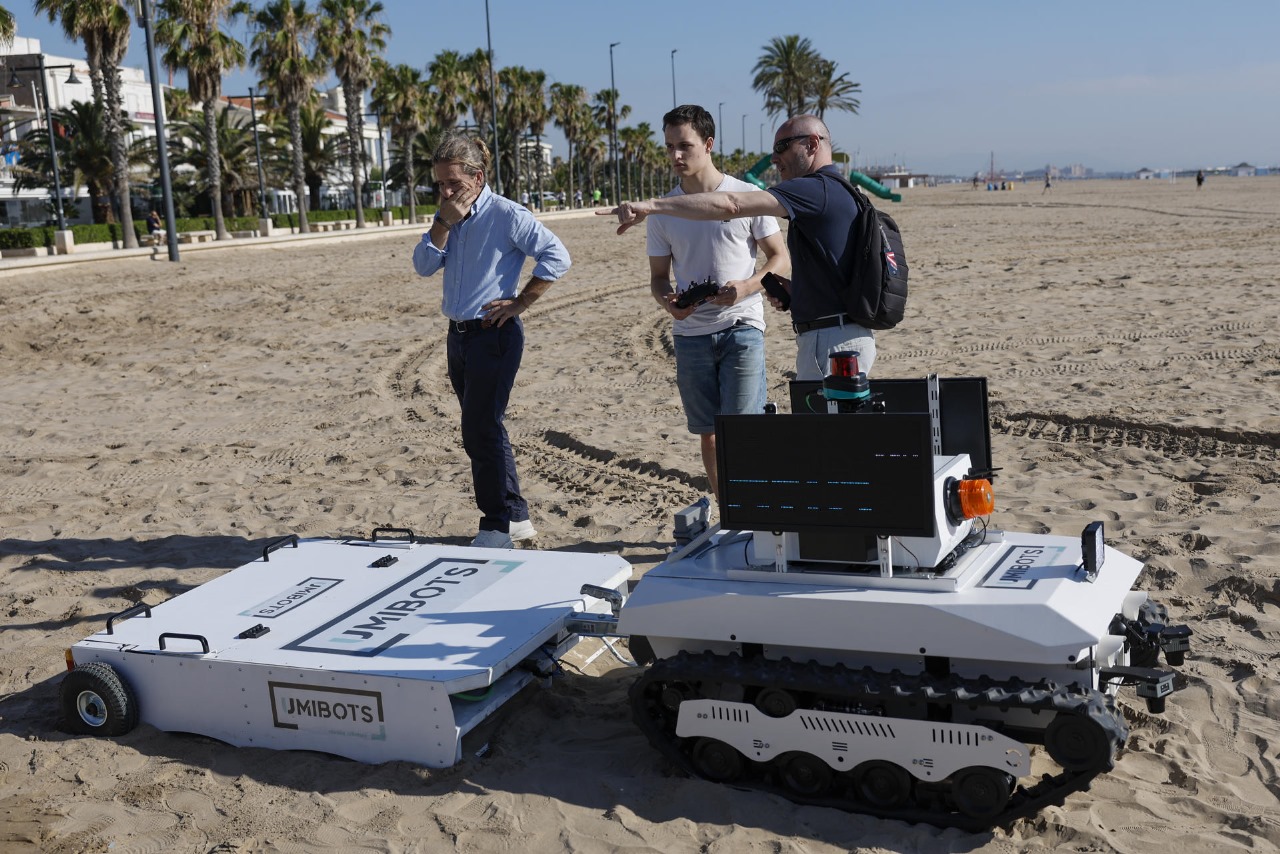 En Italia, investigadores desarrollan un robot para recoger las colillas de cigarrillos en playas