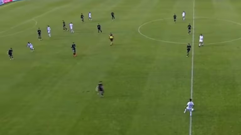 Escandaloso: un equipo argentino defendió durante un minuto con 12 jugadores en cancha. Así fue