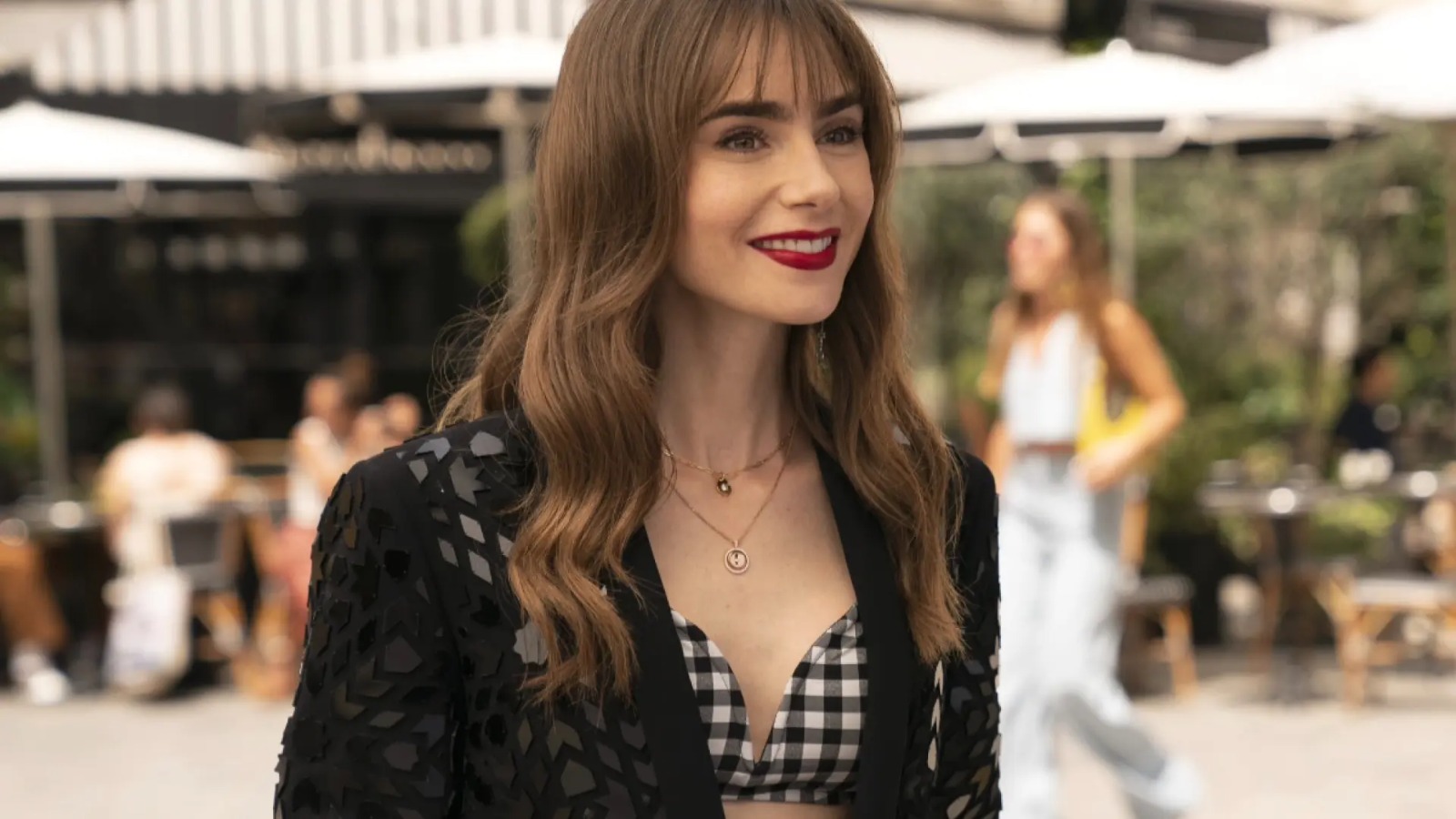 ¿Lo vio? Este es el bolso colombiano que aparece en la serie ‘Emily en París’: conozca cuánto vale