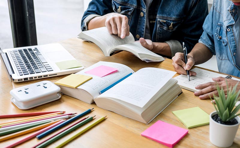 Estas son las carreras más fáciles de estudiar, según la inteligencia artificial: ¿está la suya?