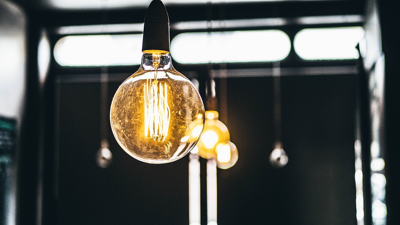 Si busca ahorrar energía, ¿es mejor mantener las bombillas encendidas o apagarlas? Esto dicen expertos