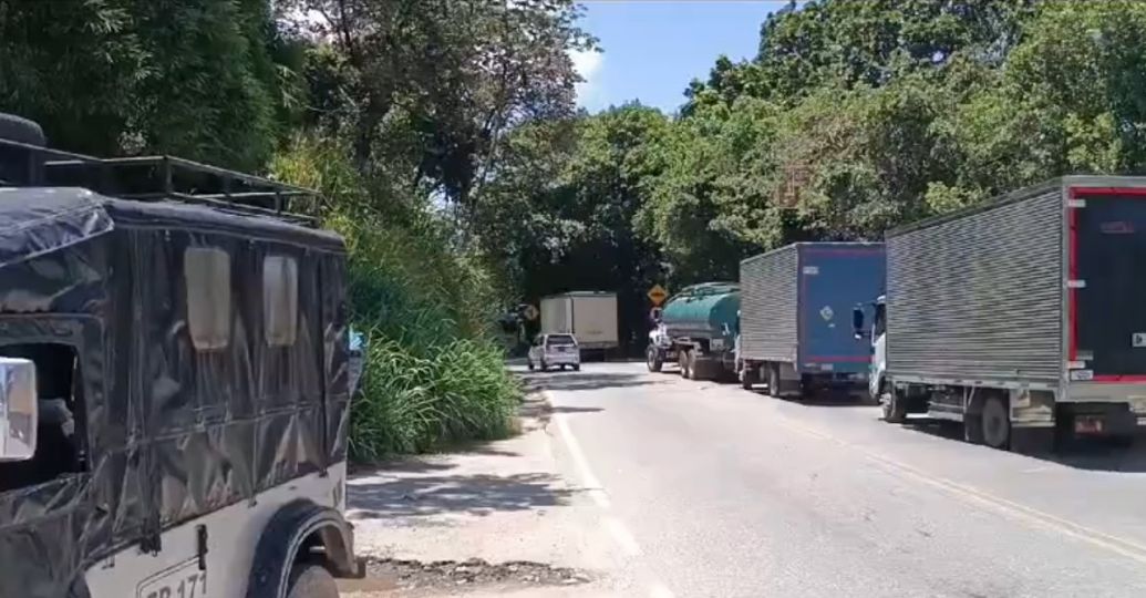 Reportan vías bloqueadas y pérdidas en terminales por paro de camioneros