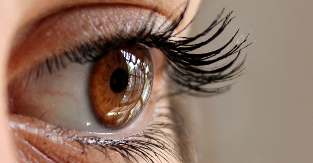 Dermatóloga advierte posible riesgo de usar sérum en las pestañas