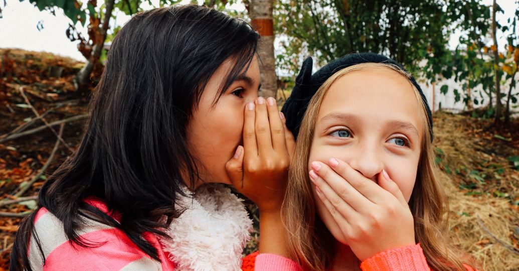 Teoría científica podría explicar porqué a los seres humanos les gusta el "chisme"