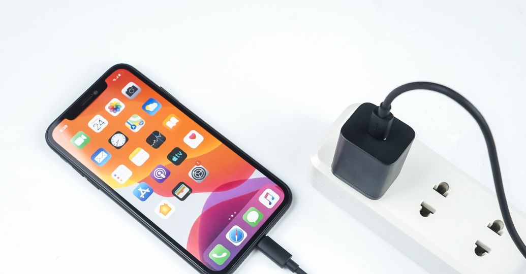 ¡Increíble! Esto le cobraron a joven por cargar su celular en un restaurante