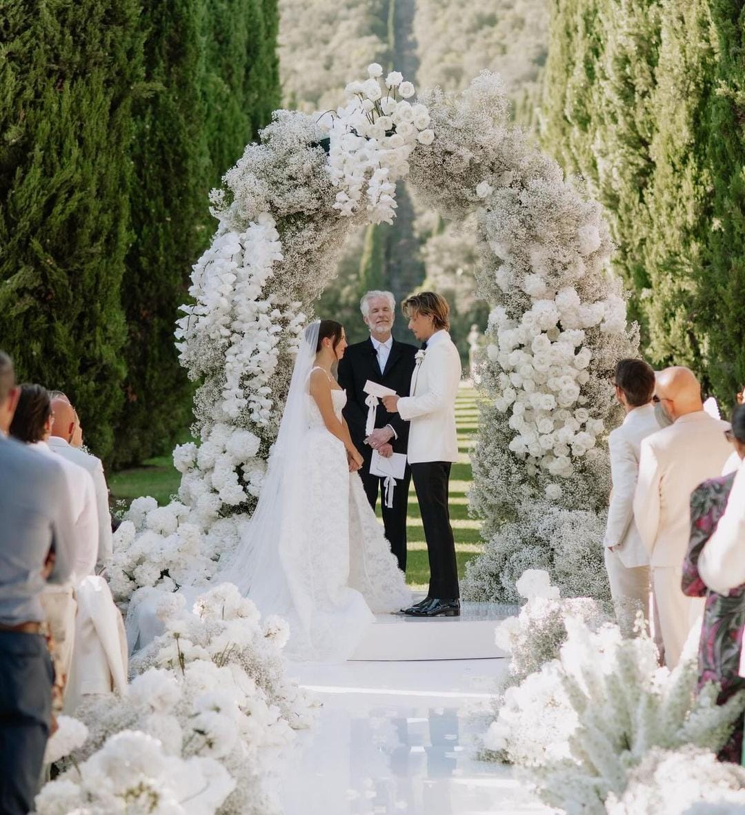 Publican fotos de la boda secreta de Millie Bobby Brown y Jake Bongiovi