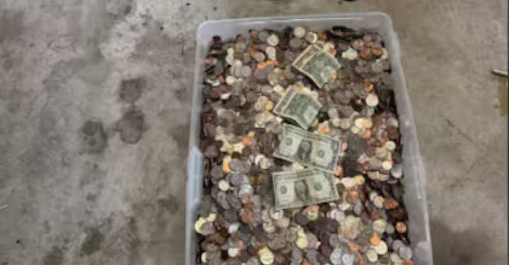 Abuelo de un hombre ahorró monedas 70 años en un botellón y le dejó varias antiguas de colección