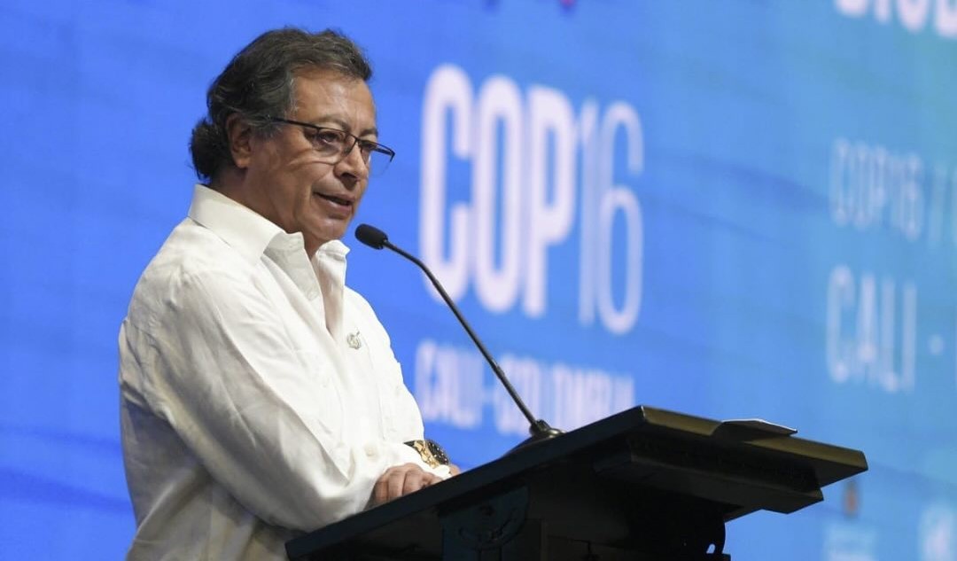 Le llueven críticas a Petro por guardar silencio frente a denuncias de acoso contra sus funcionarios
