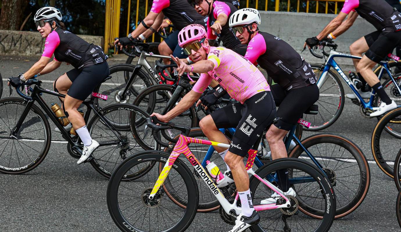 ¡Gracias, leyenda! Así fue la despedida de ‘Rigo’ del ciclismo: miles lo acompañaron en Medellín