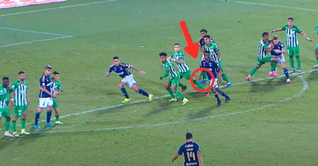 Atlético Nacional se quejó del "pie virtual" de William Tesillo en la jugada del penal a Falcao