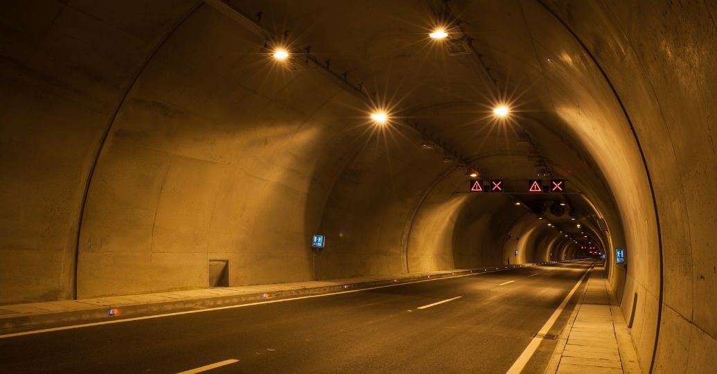 Conducir por un túnel: ¿qué pasa si no se cierran las ventanas del carro?