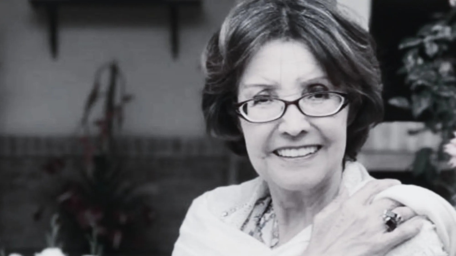 Margalida Castro escribió su epitafio cinco años antes de su muerte: ¿qué dice su tumba? Le contamos