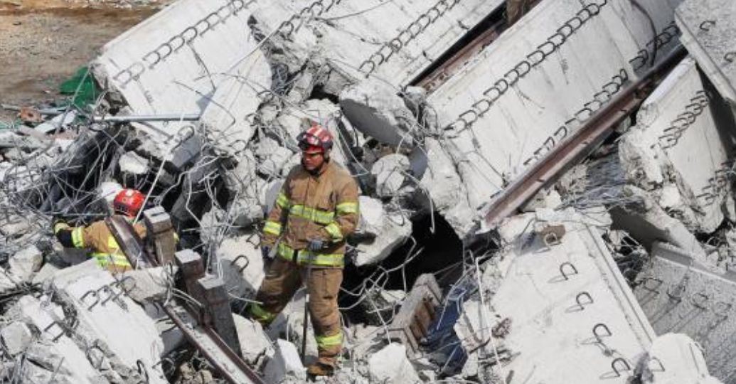 En video: un puente colapsó en una construcción en Corea del Sur y dejó 4 muertos