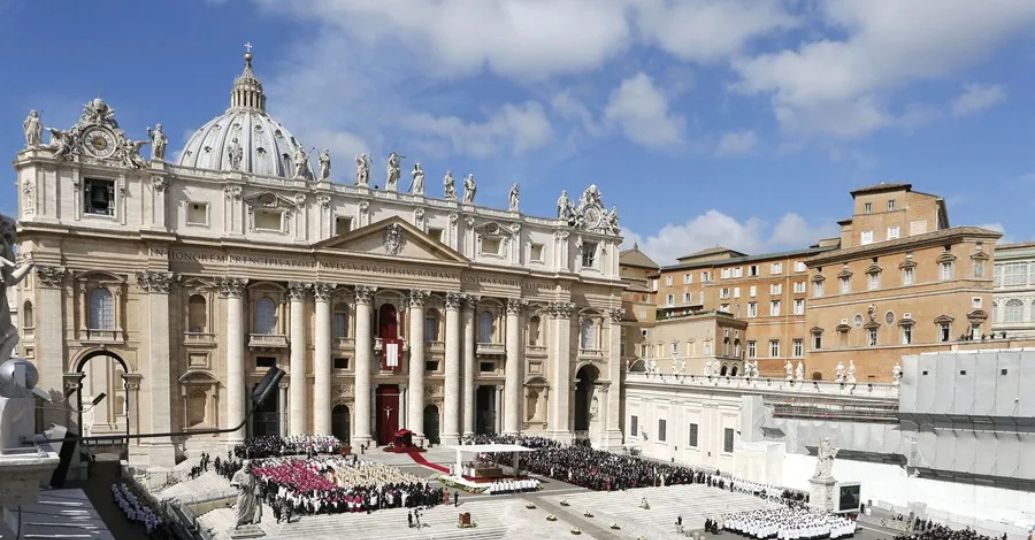¿Quién queda al frente de la Iglesia Católica Romana mientras se elige nuevo Papa?
