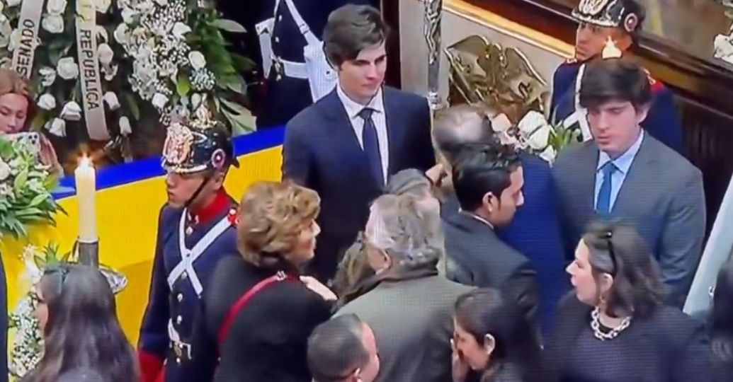 Armando Benedetti recibe críticas por abrazo a la hermana de Miguel Uribe en cámara ardiente