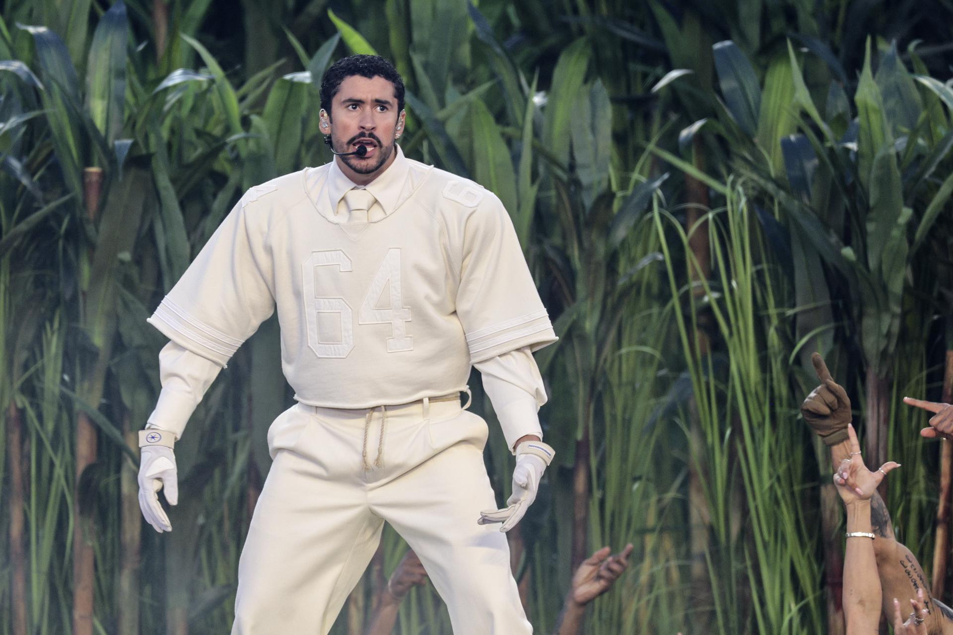 ¿Cuánto ganaron los "arbustos humanos" del show de Bad Bunny en el Super Bowl? Esta sería la cifra en pesos colombianos