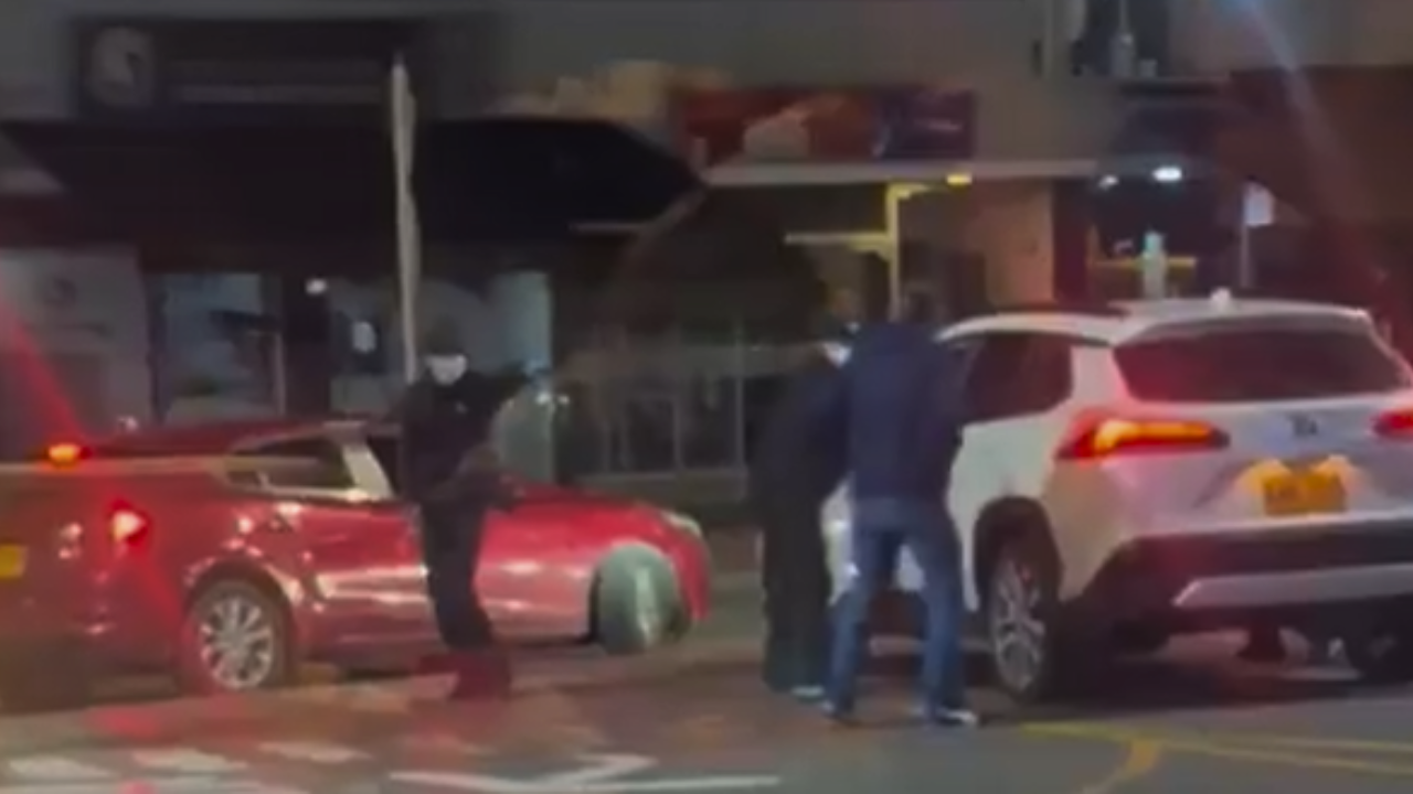 Revelan detalles de Mazda rojo usado en violento robo en McDonald’s del norte de Bogotá: ¿de quién es?