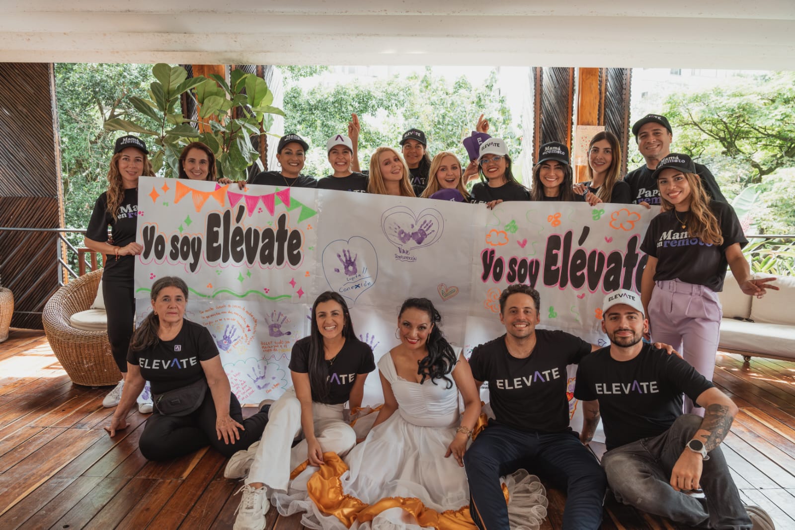 Medellín apuesta por el trabajo remoto como herramienta de inclusión    Desde la Alcaldía de Medellín reconocen que el trabajo remoto se ha consolidado como una tendencia global que puede convertirse en una herramienta de inclusión económica y social para poblaciones que tradicionalmente han tenido menos acceso al mercado laboral.    A través de esta alianza, la iniciativa busca beneficiar a madres cuidadoras y mujeres cabeza de hogar mediante el acceso al modelo de empleabilidad remota de Elevate, que comb