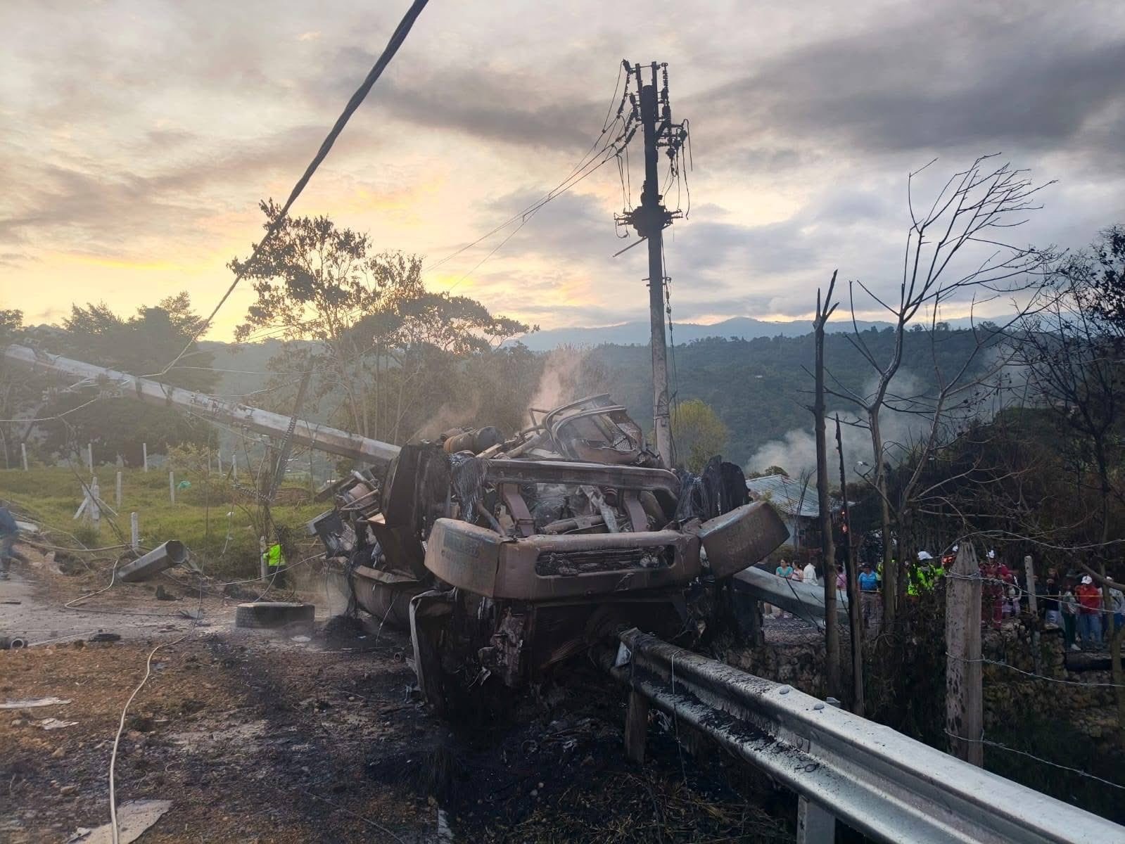 En videos | Camión cisterna se volcó y se incendió en vía Bogotá-Girardot: hay dos muertos