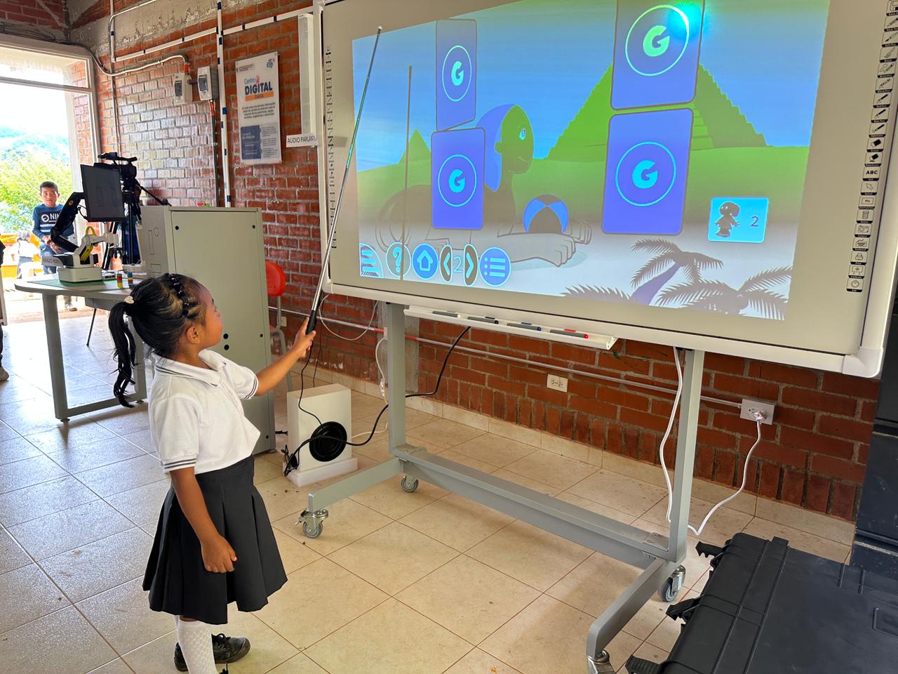 Plataforma de IA busca llevar educación digital a escuelas rurales sin internet en Colombia