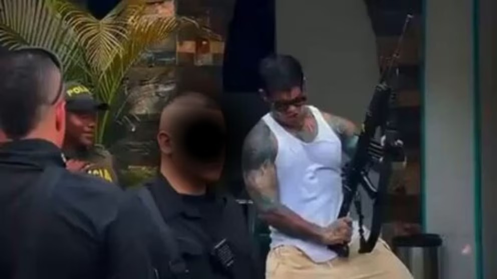 Video de Yeferson Cossio con arma de dotación de la Policía genera polémica en Chocó