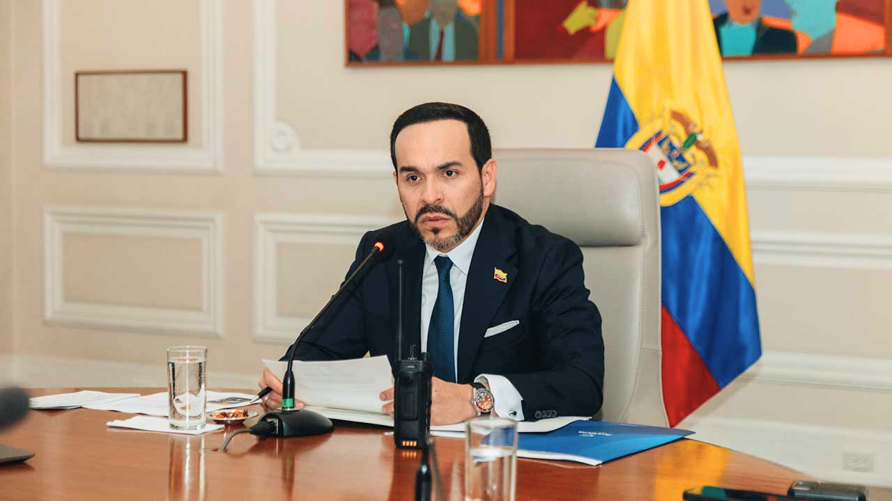 Revelan por qué el presidente Abelardo de la Espriella lleva un walkie-talkie todo el tiempo